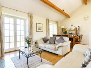 ein Wohnzimmer mit einem Sofa und einem Tisch in der Unterkunft Atlantic View in Tintagel