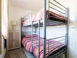 ティンタジェルにあるAtlantic Viewの二段ベッドが備わるドミトリールームのベッド1台分です。