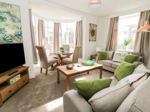 een woonkamer met een bank en een tafel bij Manor Heath Apartment 1 in Scarborough