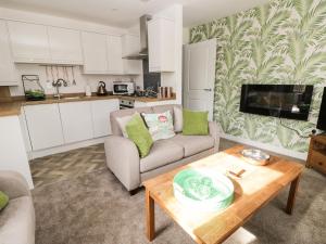 een woonkamer met een bank en een tafel bij Manor Heath Apartment 1 in Scarborough +13 foto's