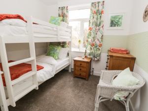 een slaapkamer met twee stapelbedden en een raam bij Manor Heath Apartment 1 in Scarborough