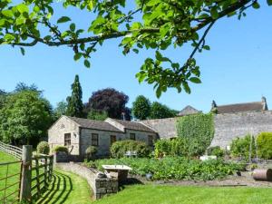 a house with a fence and a garden at The Summer Palace in Middleham