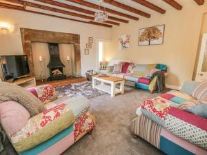 uma sala de estar com dois sofás e uma lareira em St Edmunds House em Bedale