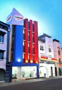 un edificio con una señal de sota delante de él en Cordex Hotel Ancol, en Yakarta