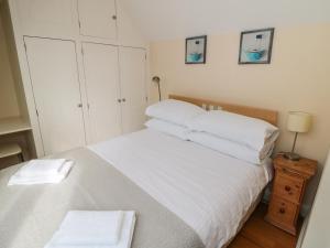 ウィットビーにあるSeahorseのベッドルーム1室(白いシーツとタオル付きのベッド1台付)
