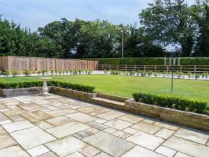 ogród ze stołem na środku trawnika w obiekcie Willow Lodge w mieście Canterbury