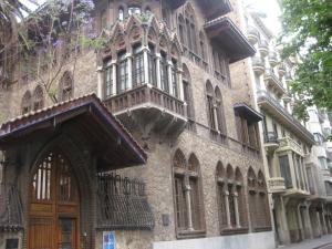 バルセロナにあるSpot Smart Nomadの大きな木製のドア付きの大きな石造りの建物