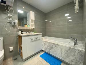 un bagno con vasca, lavandino e WC di Huangshan Sky Small Nest B&B a Huangshan