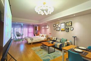 un soggiorno con un divano e una TV di Huangshan Sky Small Nest B&B a Huangshan