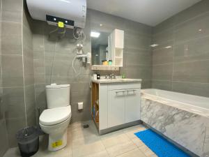 un bagno con un water, un lavandino e una vasca di Huangshan Sky Small Nest B&B a Huangshan Altre 37 foto