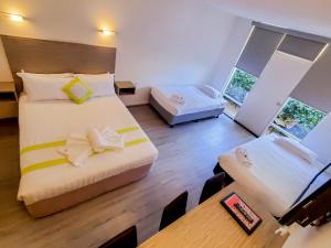 Zimmer mit 2 Betten, einem Tisch und einem Sofa in der Unterkunft Sandors Motor Inn in Mildura