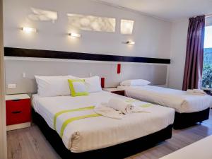 Ένα ή περισσότερα κρεβάτια σε δωμάτιο στο Sandors Motor Inn