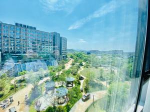 una finestra in un edificio con vista sulla città di Huangshan Sky Small Nest B&B a Huangshan