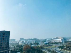 uma vista para uma cidade com edifícios e uma auto-estrada em Huangshan Sky Small Nest B&B em Montanhas Huangshan