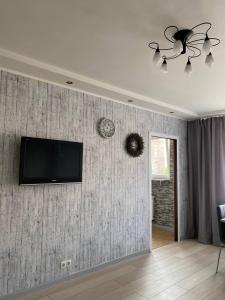 TV a/nebo společenská místnost v ubytování Студійна 3 к кв Центр м Гагаріна м Спортивна + 8 fotografií