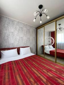 Un pat sau paturi într-o cameră la Красивая 3 к кв Центр м Гагарина м Спортивная