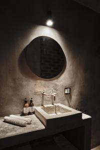 a bathroom with a sink and a mirror at Casa Michaus Valle de Guadalupe in Valle de Guadalupe