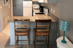 eine Küche mit zwei Hockern an einer Theke mit einer Arbeitsplatte in der Unterkunft Grandview in Ocean City