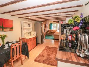 uma cozinha e sala de estar com mesa e cadeiras em Ivy House Barn em Sleaford