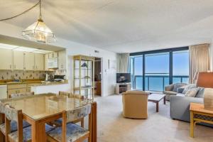 オーシャンシティにあるGolden Sandsのキッチン、海の景色を望むリビングルーム