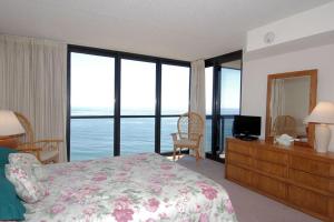 オーシャンシティにあるGolden Sandsのベッドがあり海が見える寝室