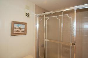 オーシャンシティにあるGolden Sandsの浴室のガラス扉付きシャワー +35枚の写真