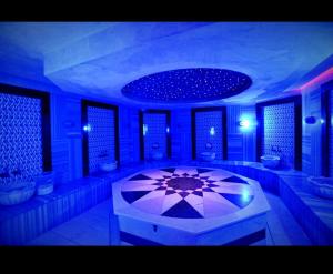 ein blaues Zimmer mit Badewanne und WC. in der Unterkunft Empire Residence Alanya/Mahmutlar 50m от моря in Alanya
