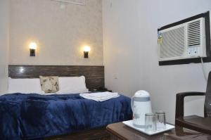 Postel nebo postele na pokoji v ubytování Hotel Kanha Inn