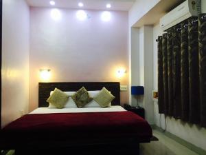 Postel nebo postele na pokoji v ubytování Hotel Kanha Inn