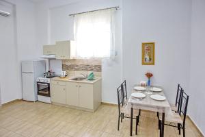 A kitchen or kitchenette at HAROULENA