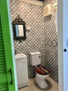 a bathroom with a toilet and a mirror at Eumundi Guesthouse and B&B in Eumundi