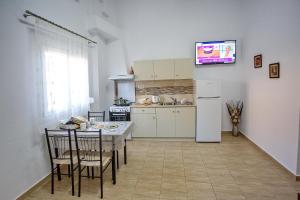 A kitchen or kitchenette at HAROULENA