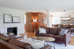 Una sala de estar con un sofá y una chimenea. en Blackfish Bungalow, en Wellfleet
