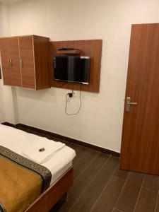 TV a/nebo společenská místnost v ubytování Hotel Ashoka Ganages