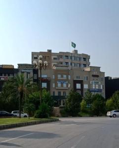 un gran edificio con una bandera encima en Space Express en Rāwalpindi