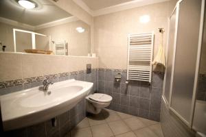 Kamar mandi di Wellness Hotel Babylon