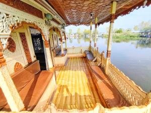 un bateau sur une rivière avec vue sur l'eau dans l'établissement Houseboat Raja's Palace, à Srinagar