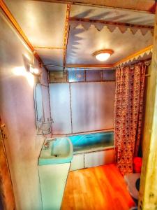 uma pequena casa de banho com um lavatório e um espelho em Houseboat Raja's Palace em Srinagar
