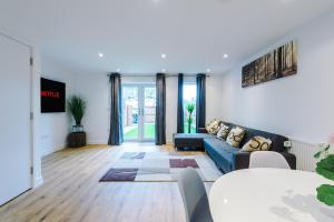 PIPI HOMES في مانشستر: غرفة معيشة مع أريكة زرقاء وطاولة