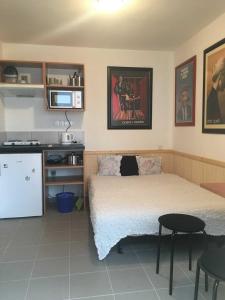 ein Schlafzimmer mit einem Bett und einem Tisch sowie eine Küche in der Unterkunft Malé útulné studio s koupelnou a kuchyňkou in Svinařov