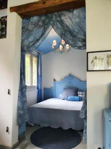 Ένα ή περισσότερα κρεβάτια σε δωμάτιο στο Maison d'une chambre avec piscine privee jardin clos et wifi a Montfermier