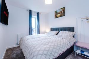 Un dormitorio con una cama grande y una ventana en PIPI HOMES en Mánchester