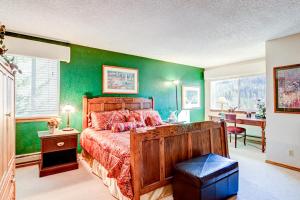 基斯通的住宿－Rasor Drive Condo Unit 122，一间卧室设有一张床和绿色的墙壁