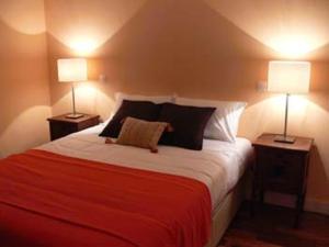 テーラス・デ・ボウロにあるCasa de Campo Monte Abadesのベッドルーム1室(大型ベッド1台、ランプ2つ付)