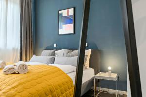 Postel nebo postele na pokoji v ubytování LUXOMES - New Central Design Studio - Kitchen - Parking