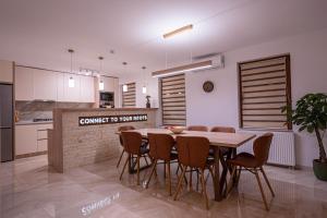 una cucina con un tavolo e sedie in una stanza di Roots Villa Sequoia a Braşov Altre 50 foto