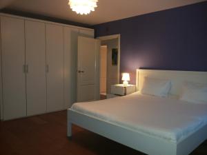 許爾彭的住宿－Vakantiewoning Osebos，卧室配有白色大床和灯