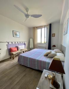 マシナッジオにあるSur le port de Macinaggio, au calmeのベッドルーム1室(ベッド1台、シーリングファン付)