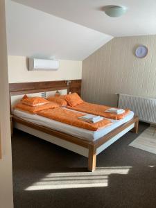 Ein Bett oder Betten in einem Zimmer der Unterkunft Janza Apartman