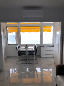 Posezení v ubytování Exclusives Apartment 10 meters to Ocean